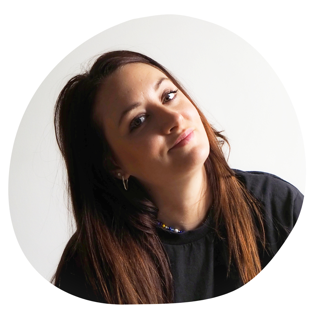 Portrait de Lola, créatrice de bijoux faits main en perles de verre - May Atoria